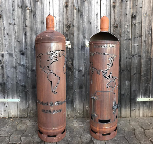 Eine Weltkarte auf einer Feuertonne